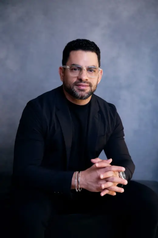 Roger Souza, hairstylist especialista em cortes e loiros